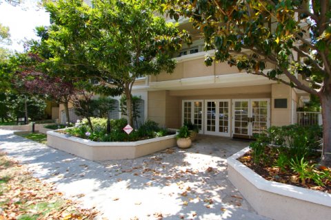 Fleur De Lis at Oakhurst Beverly Hills