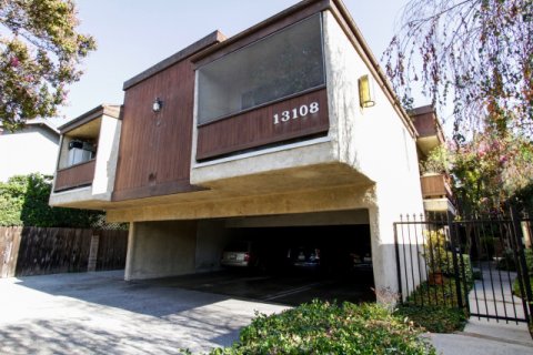 13108 Moorpark St Sherman Oaks