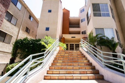 14570 Benefit St Sherman Oaks