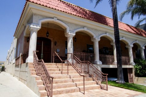 Colonial Manor Sherman Oaks