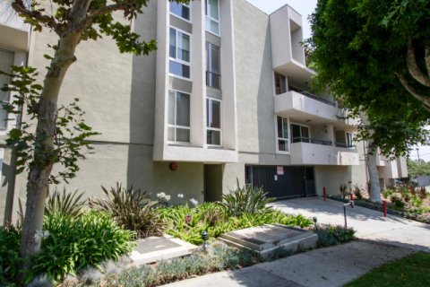 West Knoll Condominiums, West Hollywood