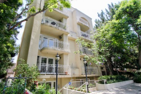 146 S Clark beverly center