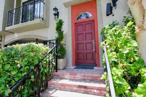 839 S Holt beverly center