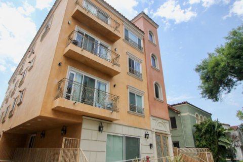 8420 Blackburn beverly center