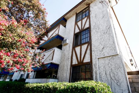 Tarzana Plaza Apartments