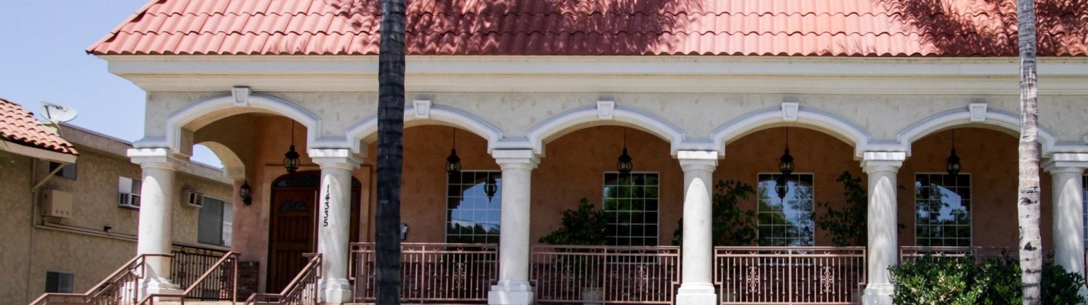 Colonial Manor