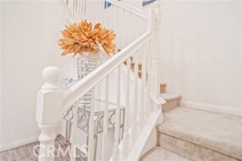 39174 Mountain Sky Circle Photo