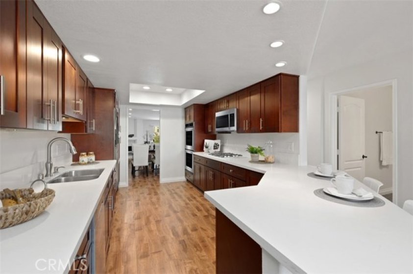 Virtual stainless steel appliances are for design ideas only. Actual appliances in the property are a white finish.