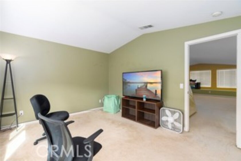 25394 Singleleaf Street Photo