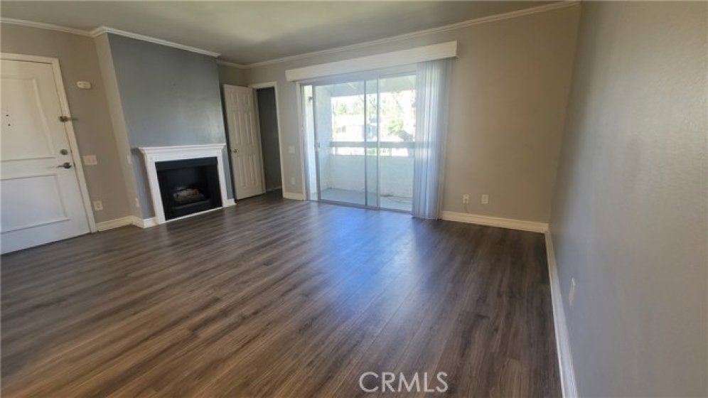 Large Living Room W/Fireplace and Balcony
