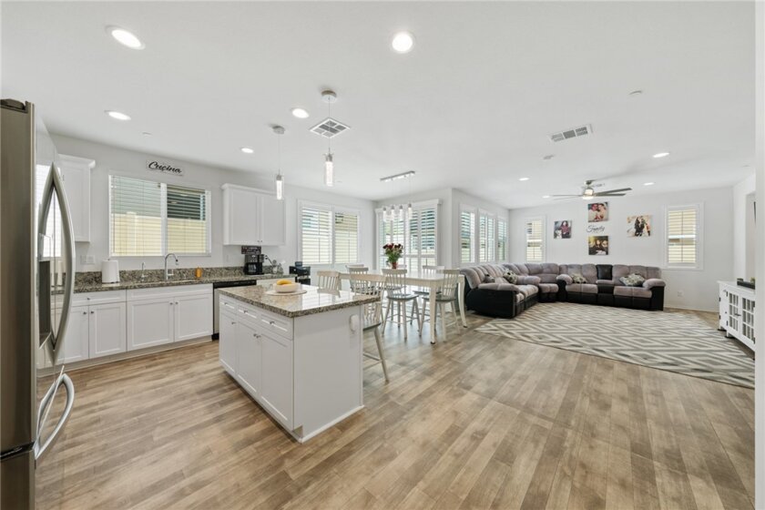 24260 White Willow Avenue Photo