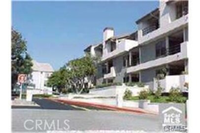 Beautiful Versailles Condominium Located at 102 Scholz Plaza #41 was Just Sold