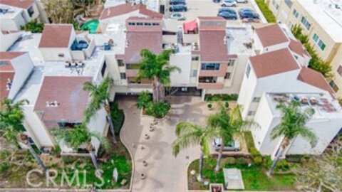 Charming Newly Listed Park Encino Condominium Located at 5325 Newcastle Avenue #321