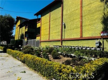 Beautiful Newly Listed Los Tarzanas Condominium Located at 6155 Reseda #4