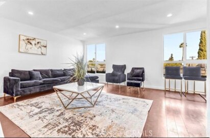 6155 Reseda Boulevard #4 Photo