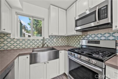 22117 Burbank #5 Photo