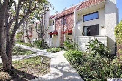 6540 Hayvenhurst Avenue #16 Photo