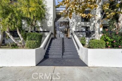 Amazing Newly Listed Sherman Oaks Villas Condominium Located at 15335 Magnolia #216