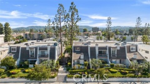 Splendid Tarzana Villas South Townhouse Located at 18326 Collins Street #B was Just Sold