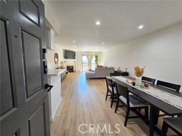 Beautiful Newly Listed Glendale Oaks Condominium Located at 424 Oak Street #324