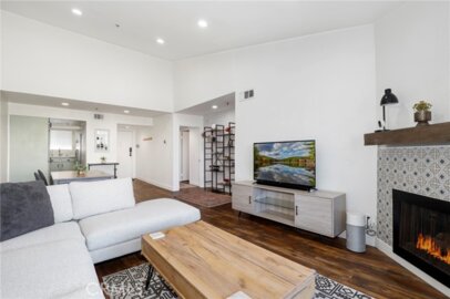 6545 Reseda #19 Photo