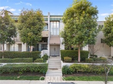 Extraordinary Newly Listed Encino Spa East Townhouse Located at 5365 White Oak Avenue #B