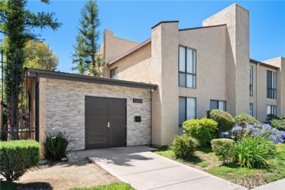22038 Vanowen #232 Photo