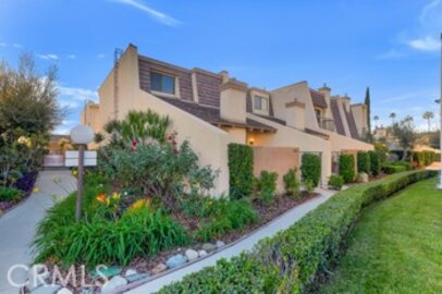 Charming Tarzana Villas North Townhouse Located at 18423 Collins Street #A was Just Sold