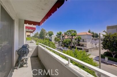 Amazing Encino Gardens Condominium Located at 5343 Yarmouth Avenue #208 was Just Sold