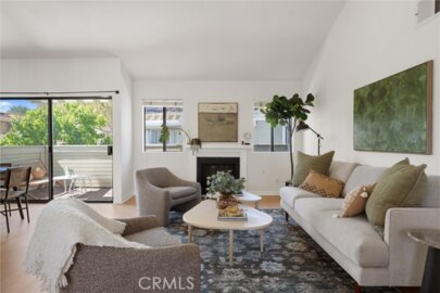 22133 Burbank Blvd #5 Photo