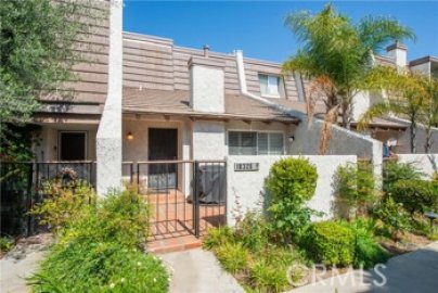 Amazing Tarzana Villas South Townhouse Located at 18326 Collins Street #F was Just Sold