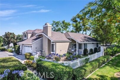 Phenomenal Newly Listed Windwood Garden Homes Townhouse Located at 17 Gladstone