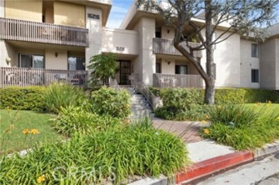 Beautiful Newly Listed Oak Pointe Townhouse Located at 15215 Magnolia Boulevard #102