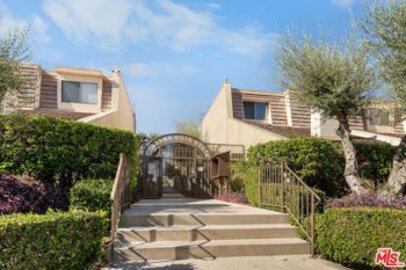 Phenomenal Tarzana Villas North Condominium Located at 18403 Collins Street #D was Just Sold