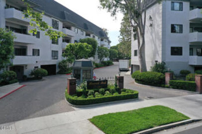Delightful Hancock Park Terrace Condominium Located at 631 Wilcox Avenue #2E was Just Sold