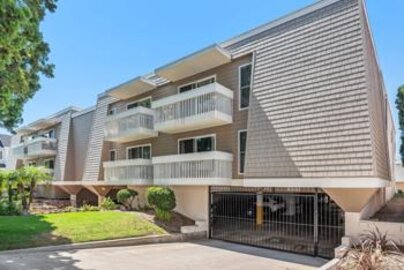 Splendid Newly Listed Sherwood Condominium Located at 530 E Avenue