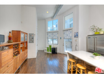 Terrific R1 Living Condominium Located at 4151 Redwood Avenue #401 was Just Sold