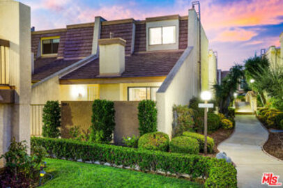 Charming Tarzana Villas North Townhouse Located at 18419 Collins Street #A was Just Sold