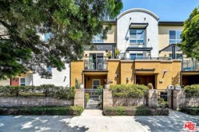 This Splendid Alicante Townhouse, Located at 8620 Belford Avenue #106, is Back on the Market