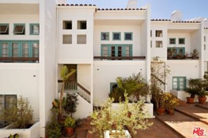 Outstanding La Villa De Torre Condominium Located at 8562 W West Knoll Drive #5 was Just Sold