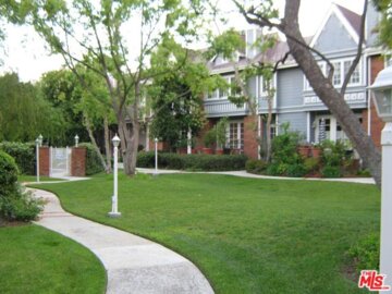 18135 Burbank Boulevard #22 Photo