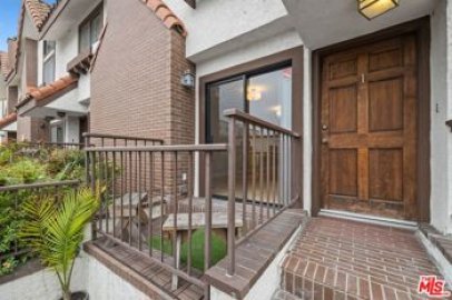 Phenomenal 1611 Granville Townhouse Located at 1611 Granville Avenue #1 was Just Sold