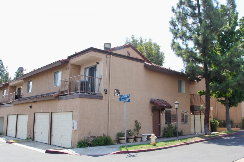Contadora corona California mild color building with shiny window and simple balcony and roof