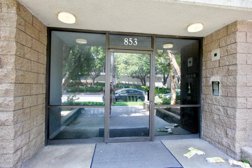 Sunny day, outside door of 853 Le Doux in beverly center in California