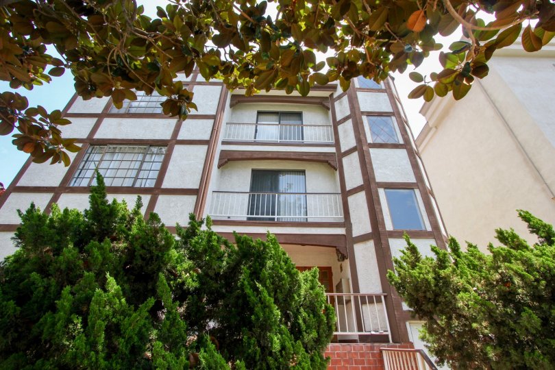 A beutiful sunny day in Swall Tudor community in Beverly centre, California