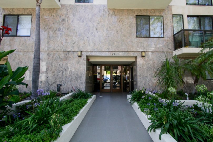 The entrance into 121 S Canon Dr in Beverly Hills