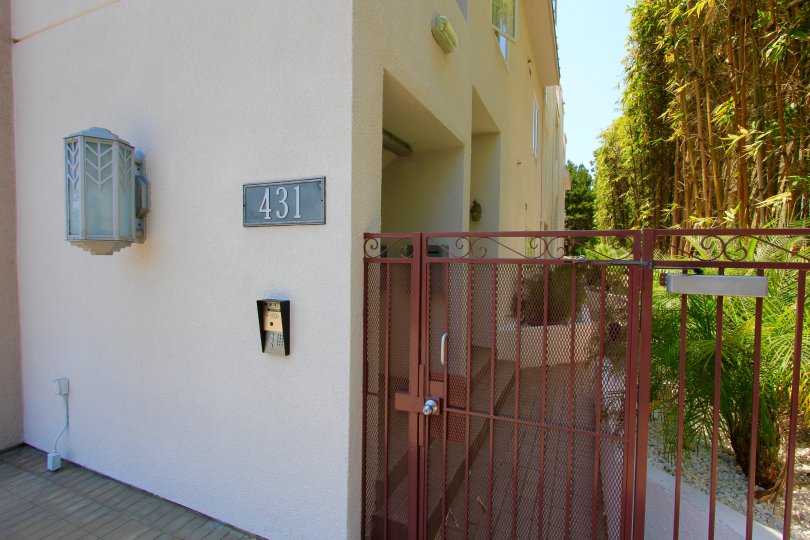 The locked entrance into 431 N Doheny in Beverly Hills