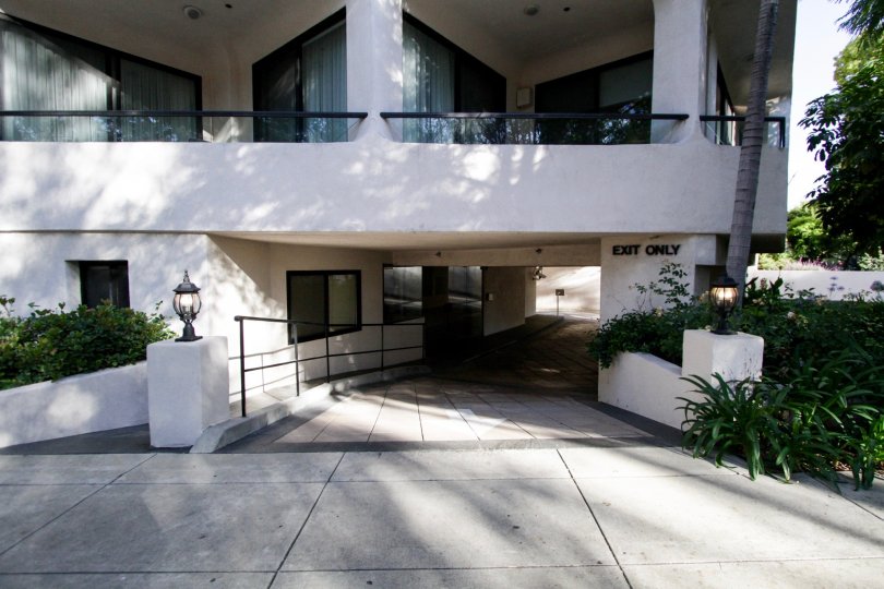 The parking at 450 N Maple Dr in Beverly Hills