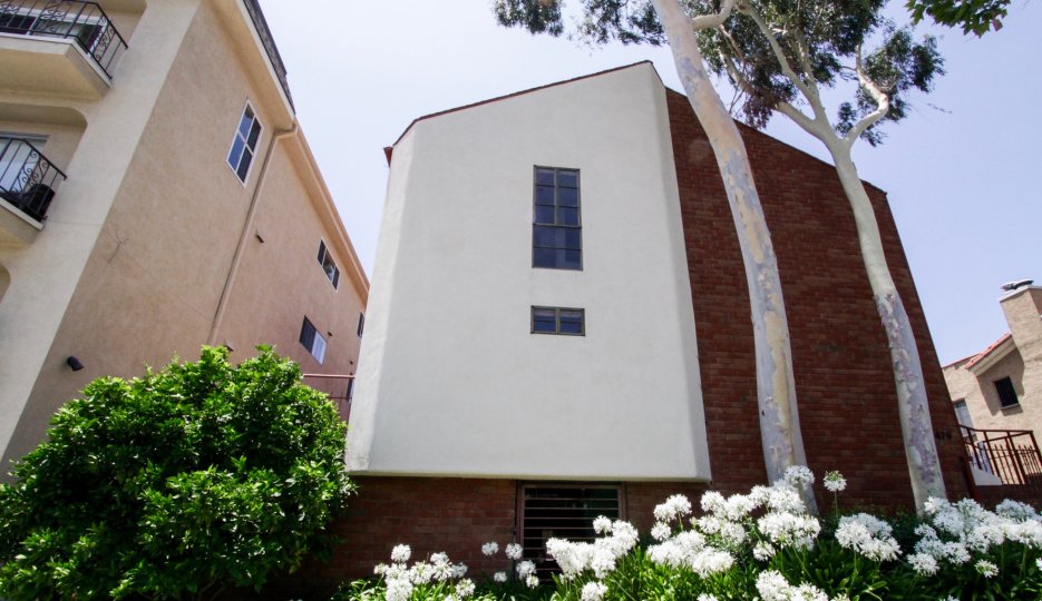 A side view of Bedford Townhomes in Beverly Hills