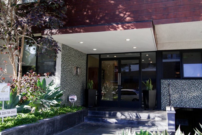 The entrance into Crescent Condos in Beverly Hills